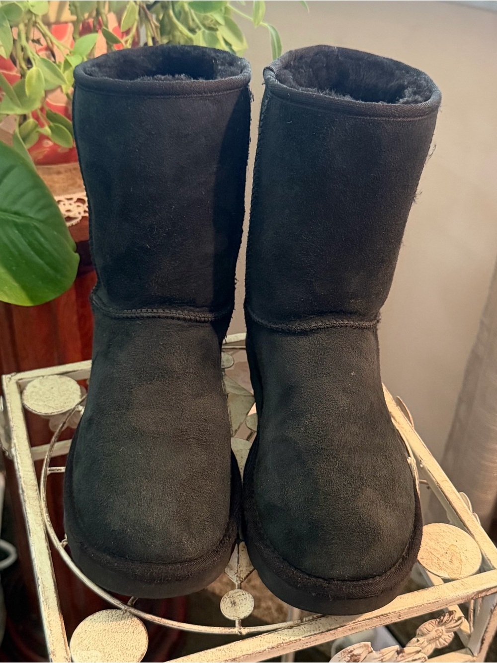 UGG Classic Short II Black Suede Winter Boots Women's Size 9
EXCELLENT SHAPE